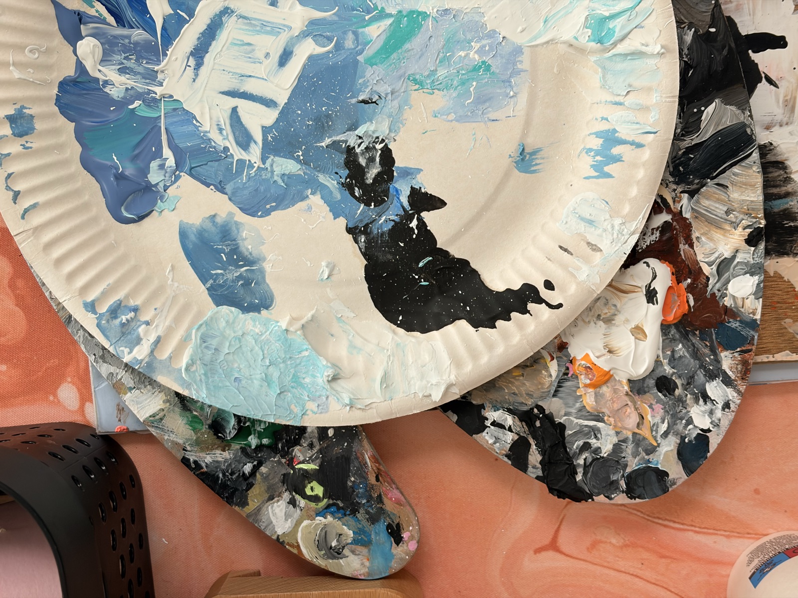 Paletten met verf in het atelier van Janny