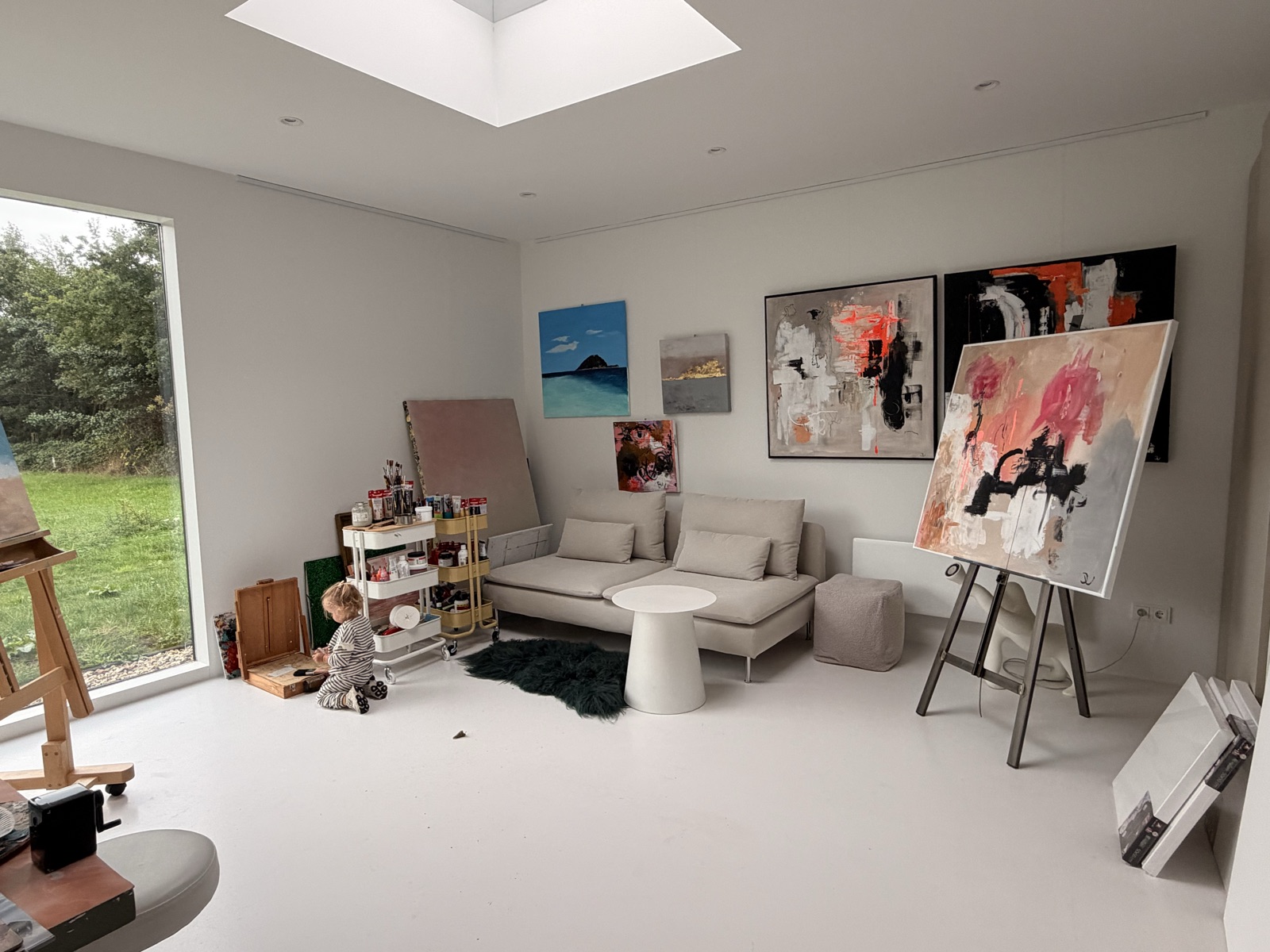 Het lichte atelier van Janny in Opeinde, vol werk in wording