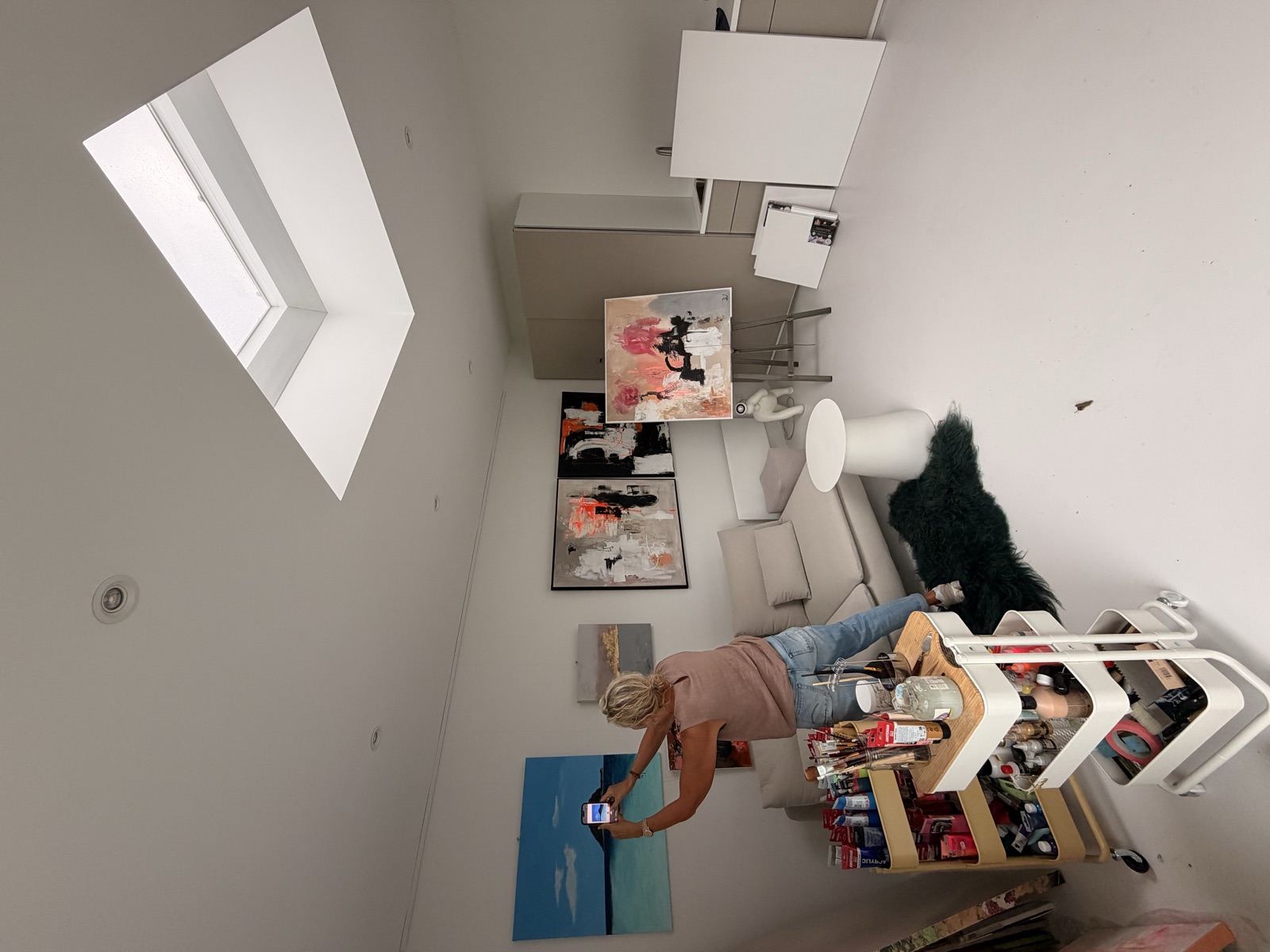 Janny aan het werk in haar atelier in Opeinde